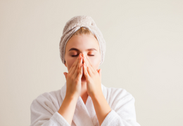 Come fare la pulizia del viso fai da te con prodotti bio
